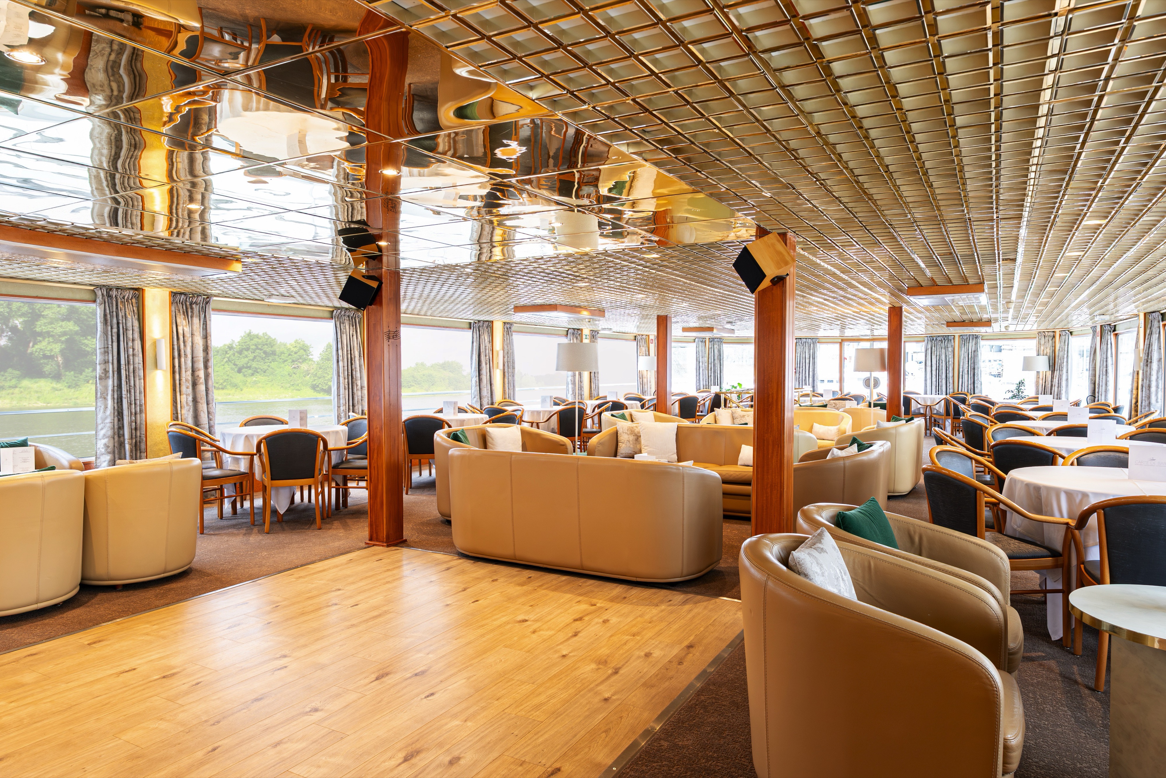 Lounge Bar with Dancefloor